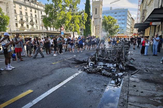 Genf, Schweiz, 14.06.2026: Anti-G7-Protest: Demonstranten protestieren gegen den G7-Gipfel 2026, der im benachbarten Évian-les-Bains, Frankreich, stattfindet. Protestler haben ein Auto in Brand gesetzt, Schaulustige, Protestler und Fotografen bestaunen das Ergebnis. *** Geneva, Switzerland, 14 06 2026 Anti G7 protest Demonstrators protest against the 2026 G7 summit taking place in neighboring Évian les Bains, France Protesters set a car on fire, onlookers, protesters and photographers marvel at the result Copyright: xdtsxNachrichtenagenturx dts_122956