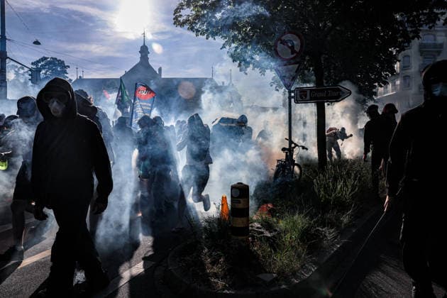 June 14, 2026, Geneva, Switzerland, European Union: Silhouetted protesters run through tear gas fired by police during a demonstration in Geneva ahead of the G7 summit. Geneva European Union - ZUMAo116 20260614_znp_o116_001 Copyright: xBiancaxOterox