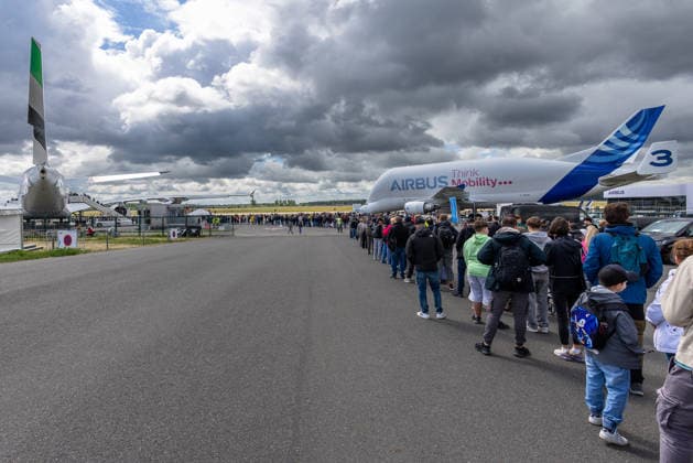 Publikumstag auf ILA Berlin 2026, Berlin, 14.06.2026 Lange Besucherschlange vor einem Airbus Beluga (F-GSTC, MSN3) auf einem Luftfahrtmesse-Gelände. Hunderte Meter reihen sich Interessierte an, um das Emirates A380 zu besichtigen. Das wechselhafte Wetter mit aufziehendem Bewölkung praegt die Szene. Schöneberg Berlin ExpoCenter Airport Brandenburg Deutschland *** Public day at ILA Berlin 2026, Berlin, 14 06 2026 Long queue of visitors in front of an Airbus Beluga F GSTC, MSN3 at an air show site Hundreds of meters of interested people lined up to see the Emirates A380 The changeable weather with clouds on the way dominated the scene Schöneberg Berlin ExpoCenter Airport Brandenburg Germany 20260614-1V9A4604-M4000