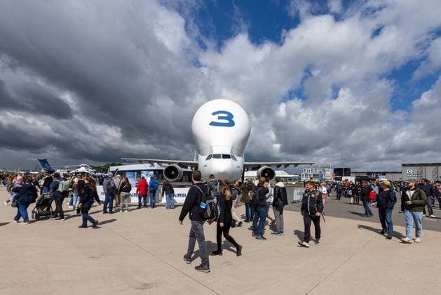 Publikumstag auf ILA Berlin 2026, Berlin, 14.06.2026 Ein Airbus BelugaXL (Nummer 3) von Airbus Transport International ist als Ausstellungsstueck auf dem Vorfeld zu sehen. Zahlreiche Besucher umringen das Grossraumtransportflugzeug bei wechselhaftem Wetter mit dramatischer Bewoelkung zwischen Sonnenschein und aufziehendem Starkregen. Schöneberg Berlin ExpoCenter Airport Brandenburg Deutschland *** Public Day at ILA Berlin 2026, Berlin, 14 06 2026 An Airbus BelugaXL number 3 from Airbus Transport International is on display on the apron Numerous visitors surround the wide-bodied transport aircraft in changeable weather with dramatic lighting between sunshine and heavy rain Schöneberg Berlin ExpoCenter Airport Brandenburg Germany 20260614-1V9A4602-M4000