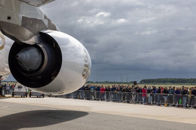 Publikumstag auf ILA Berlin 2026, Berlin, 14.06.2026 Besucher drängen sich hinter Absperrgittern, um einen Emirates Airbus A380 aus nächster Nähe zu besichtigen. Der imposante Engine Alliance GP7200 Triebwerkskasten des Großraumjets dominiert den Vordergrund. Aufziehendes Sturmwetter mit dunklen Wolken prägt die Kulisse des Publikumstages. Schöneberg Berlin ExpoCenter Airport Brandenburg Deutschland *** Public Day at ILA Berlin 2026, Berlin, 14 06 2026 Visitors crowd behind barriers to view an Emirates Airbus A380 up close The imposing Engine Alliance GP7200 engine box of the wide-body jet dominates the foreground Gathering stormy weather with dark clouds dominates the backdrop of the Public Day Schöneberg Berlin ExpoCenter Airport Br 20260614-286A0208-M4000