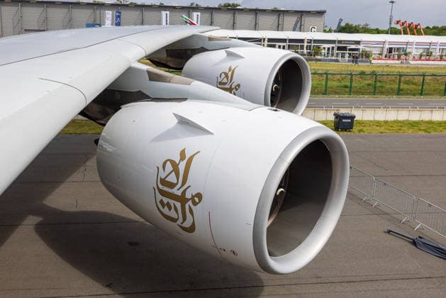 Publikumstag auf ILA Berlin 2026, Berlin, 14.06.2026 Detailaufnahme der zwei Engine Alliance GP7200 Triebwerke unter dem linken Fluegel eines Airbus A380 der Airline Emirates. Die Gondeln tragen das arabische Schriftlogo der Fluglinie in Gold. Die Maschine ist auf dem Aussengelaende der ILA Berlin ausgestellt, bei wechselhaftem Wetter mit Starkregen und Sonnenschein. Schöneberg Berlin ExpoCenter Airport Brandenburg Deutschland *** Public day at ILA Berlin 2026, Berlin, 14 06 2026 Close-up of the two Engine Alliance GP7200 engines under the left wing of an Emirates Airbus A380 The nacelles bear the airlines Arabic script logo in gold The aircraft is on display on the outdoor area of ILA Berlin, in changeable weather with heavy rain and sun 20260614-286A0220-M4000