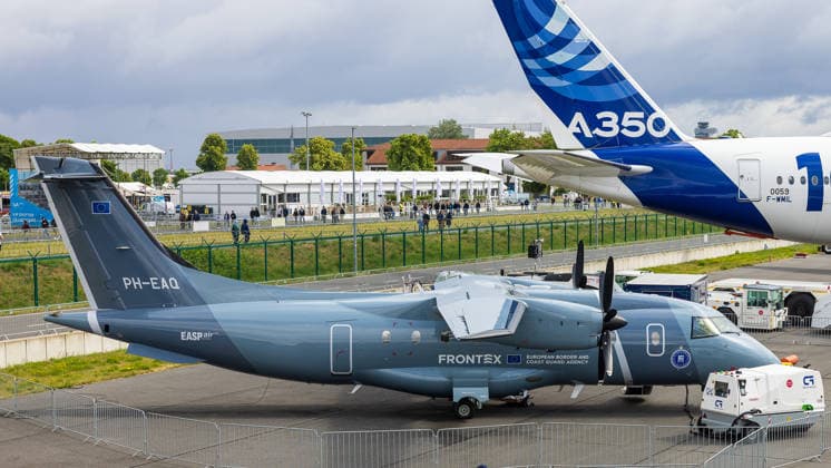 Publikumstag auf ILA Berlin 2026, Berlin, 14.06.2026 Ein Turboprop-Überwachungsflugzeug der Frontex (European Border and Coast Guard Agency) mit der Kennung PH-EAQ und dem Betreiber EASPair steht auf dem Ausstellungsgelände der ILA Berlin. Im Hintergrund ist das Leitwerk eines Airbus A350 (F-WMIL) zu sehen. Wechselhaftes Wetter mit aufziehenden Wolken prägte den Publikumstag. Schöneberg Berlin ExpoCenter Airport Brandenburg Deutschland *** Public Day at ILA Berlin 2026, Berlin, 14 06 2026 A turboprop surveillance aircraft of the Frontex European Border and Coast Guard Agency with the identification PH EAQ and the operator EASPair stands on the exhibition grounds of ILA Berlin The tail unit of an Airbus A350 F WMIL can be seen in the bac 20260614-286A0223-M4000