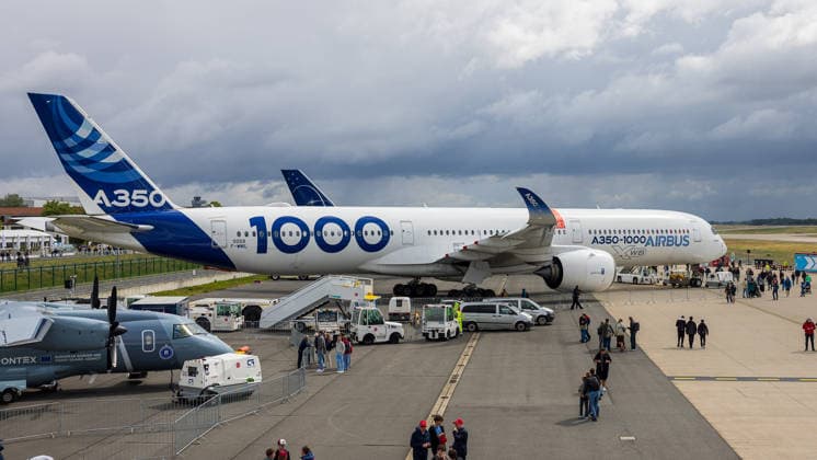 Publikumstag auf ILA Berlin 2026, Berlin, 14.06.2026 Ein Airbus A350-1000 XWB in der Airbus-Hauslivery (Kennzeichen F-WWIL) steht auf dem Ausstellungsgelände der ILA Berlin. Besucher nutzen eine Fluggasttreppe zur Besichtigung des Langstreckenjets. Wechselhaftes Wetter mit dunklen Wolken begleitete den Publikumstag. Schöneberg Berlin ExpoCenter Airport Brandenburg Deutschland *** Public Day at ILA Berlin 2026, Berlin, 14 06 2026 An Airbus A350 1000 XWB in the Airbus house livery registration number F WWIL stands on the exhibition grounds of the ILA Berlin Visitors use a passenger staircase to view the long-haul jet Changeable weather with dark clouds accompanied the Public Day Schöneberg Berlin ExpoCenter Airport Brandenburg Germany 20260614-286A0225-M4000