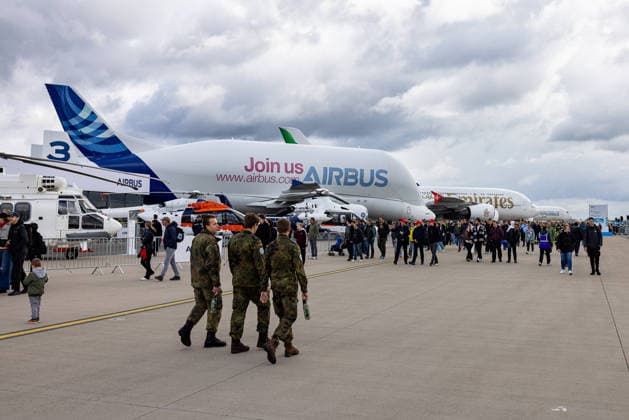 Publikumstag auf ILA Berlin 2026, Berlin, 14.06.2026 Besucher und Bundeswehrsoldaten auf dem Vorfeld der ILA Berlin 2026. Im Hintergrund sind ein Airbus Beluga, ein Airbus-Leitwerk sowie eine Emirates Airbus A380 ausgestellt. Wechselhaftes Wetter mit Quellwolken begleitet den Publikumstag. Schöneberg Berlin ExpoCenter Airport Brandenburg Deutschland *** Public Day at ILA Berlin 2026, Berlin, 14 06 2026 Visitors and Bundeswehr soldiers on the apron of ILA Berlin 2026 An Airbus Beluga, an Airbus tail unit and an Emirates Airbus A380 are on display in the background Changeable weather with spring clouds accompanies the Public Day Schöneberg Berlin ExpoCenter Airport Brandenburg Germany 20260614-286A0252-M4000