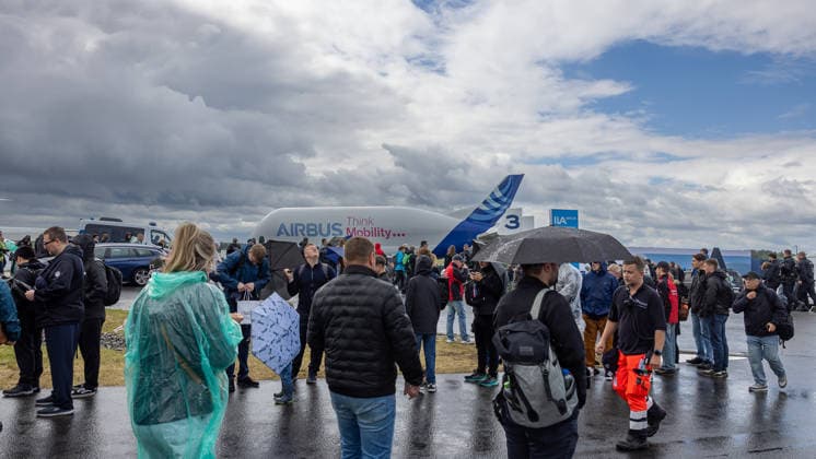 Publikumstag auf ILA Berlin 2026, Berlin, 14.06.2026 Besucher der ILA Berlin Air Show drängen sich bei wechselhaftem Wetter auf dem Ausstellungsgelände. Ein Airbus Beluga XL mit dem Schriftzug Think Mobility ist im Hintergrund ausgestellt. Regenschauer wechselten sich mit sonnigen Abschnitten ab. Schöneberg Berlin ExpoCenter Airport Brandenburg Deutschland *** Public Day at ILA Berlin 2026, Berlin, 14 06 2026 Visitors to the ILA Berlin Air Show crowd the exhibition grounds in changeable weather An Airbus Beluga XL with Think Mobility lettering is on display in the background Rain showers alternated with sunny spells Schöneberg Berlin ExpoCenter Airport Brandenburg Germany 20260614-286A0260-M4000