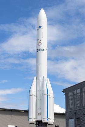 Publikumstag auf ILA Berlin 2026, Berlin, 14.06.2026 Massstabsgetreues Modell der Ariane-6-Traegerrakete mit den Logos von ArianeGroup und ESA sowie den Flaggen der ESA-Mitgliedsstaaten. Das Modell steht im Aussenbereich vor Industriehallen bei wechselhaftem Wetter mit Sonnenschein zwischen Regenphasen. Schöneberg Berlin ExpoCenter Airport Brandenburg Deutschland *** Public Day at ILA Berlin 2026, Berlin, 14 06 2026 Scale model of the Ariane 6 launcher with the logos of ArianeGroup and ESA as well as the flags of the ESA member states The model stands outside in front of industrial halls in changeable weather with sunshine between rainy phases Schöneberg Berlin ExpoCenter Airport Brandenburg Germany 20260614-286A0270-M4000
