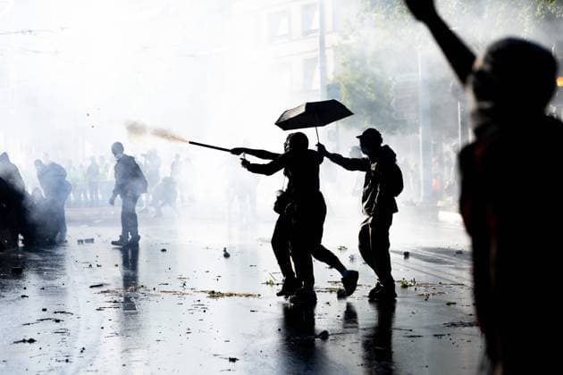 MANIFESTATION NO G7 GENEVE PHOTOPQR LE DAUPHINE Tom PHAM VAN SUU 14 06 2026 A Genève Suisse , le 14 juin 2026 La manifestation de protestation contre le G7 a rassemblé environ 25 000 personnes Des clutches ont éclaté entre les Autonomes et la police Photo Tom Pham Van Suu Le Dauphiné Libéré Geneva, Switzerland, june 14th 2026 Anti G7 Protest France  Copyright: xPHOTOPQR LExDAUPHINE MAXPPPxTomxPHAMxVANxSUUx 20260614JDL1502 20260614JDL1502