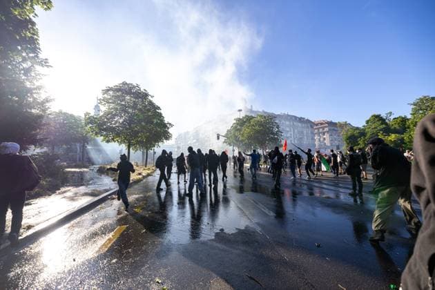 MANIFESTATION NO G7 GENEVE PHOTOPQR LE DAUPHINE Tom PHAM VAN SUU 14 06 2026 A Genève Suisse , le 14 juin 2026 La manifestation de protestation contre le G7 a rassemblé environ 25 000 personnes Des clutches ont éclaté entre les Autonomes et la police Photo Tom Pham Van Suu Le Dauphiné Libéré Geneva, Switzerland, june 14th 2026 Anti G7 Protest France  Copyright: xPHOTOPQR LExDAUPHINE MAXPPPxTomxPHAMxVANxSUUx 20260614JDL1514 20260614JDL1514