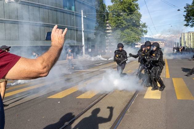 MANIFESTATION NO G7 GENEVE PHOTOPQR LE DAUPHINE Tom PHAM VAN SUU 14 06 2026 A Genève Suisse , le 14 juin 2026 La manifestation de protestation contre le G7 a rassemblé environ 25 000 personnes Des clutches ont éclaté entre les Autonomes et la police Photo Tom Pham Van Suu Le Dauphiné Libéré Geneva, Switzerland, june 14th 2026 Anti G7 Protest France  Copyright: xPHOTOPQR LExDAUPHINE MAXPPPxTomxPHAMxVANxSUUx 20260614JDL1525 20260614JDL1525