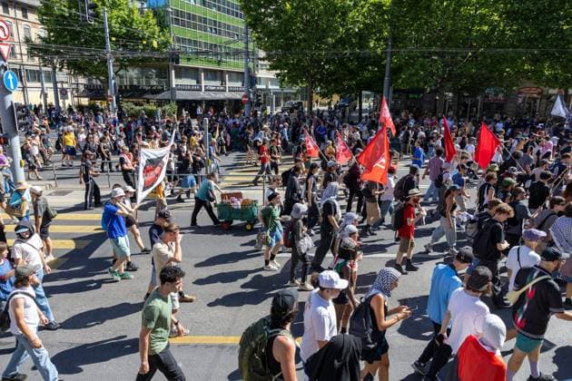 MANIFESTATION NO G7 GENEVE PHOTOPQR LE DAUPHINE Tom PHAM VAN SUU 14 06 2026 A Genève Suisse , le 14 juin 2026 La manifestation de protestation contre le G7 a rassemblé environ 25 000 personnes Des clutches ont éclaté entre les Autonomes et la police Photo Tom Pham Van Suu Le Dauphiné Libéré Geneva, Switzerland, june 14th 2026 Anti G7 Protest France  Copyright: xPHOTOPQR LExDAUPHINE MAXPPPxTomxPHAMxVANxSUUx 20260614JDL1527 20260614JDL1527