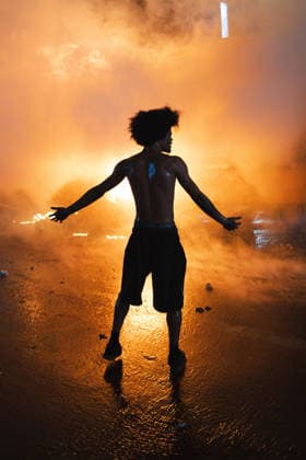 June 14, 2026, New York, New York, USA: A man stands infront of a yellow school bus that was lit ablaze during the celebration of the New York Knicks winning the NBA Finals. New York USA - ZUMAf193 20260614_znp_f193_001 Copyright: xDerekxFrenchx