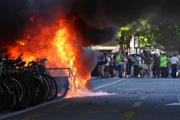 Genf, Schweiz, 14.06.2026: Anti-G7-Protest: Demonstranten protestieren gegen den G7-Gipfel 2026, der im benachbarten Évian-les-Bains, Frankreich, stattfindet. Protestler haben ein Auto in Brand gesetzt. *** Geneva, Switzerland, 14 06 2026 Anti G7 protest Demonstrators protest against the 2026 G7 summit taking place in neighboring Évian les Bains, France Protesters set a car on fire Copyright: xdtsxNachrichtenagenturx dts_122947