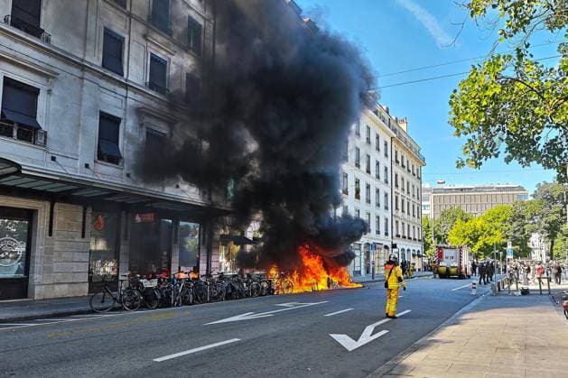 Genf, Schweiz, 14.06.2026: Anti-G7-Protest: Demonstranten protestieren gegen den G7-Gipfel 2026, der im benachbarten Évian-les-Bains, Frankreich, stattfindet. Protestler haben ein Auto in Brand gesetzt. *** Geneva, Switzerland, 14 06 2026 Anti G7 protest Demonstrators protest against the 2026 G7 summit taking place in neighboring Évian les Bains, France Protesters set a car on fire Copyright: xdtsxNachrichtenagenturx dts_122950