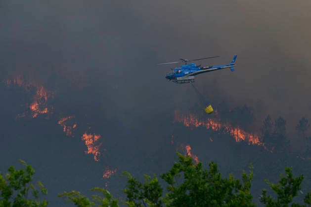 Active forest fire in the municipality of Boborás, parish of Moreiras Ourense Ourense Extinguishing work of a forest fire, on June 14, 2026, in Boborás, Ourense, Galicia Spain The Consellería de Medio Rural de la Xunta de Galicia has reported an active forest fire that started at 21 55 hours yesterday Saturday and according to the latest provisional estimates is around 20 hectares of affected area For its extinction have been mobilized for now 2 technicians, 4 agents, 8 brigades, 5 motor pumps, 2 technical support units, 4 helicopters and 4 aircraft 14 JUNE 2026 Boboras, Ourense Galicia Boboras, Ourense Galicia Galicia Spain  Copyright: xRosaxVeigax 7596529
