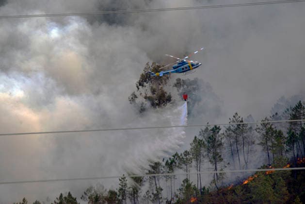 Active forest fire in the municipality of Boborás, parish of Moreiras Ourense Ourense Extinguishing work of a forest fire, on June 14, 2026, in Boborás, Ourense, Galicia Spain The Consellería de Medio Rural de la Xunta de Galicia has reported an active forest fire that started at 21 55 hours yesterday Saturday and according to the latest provisional estimates is around 20 hectares of affected area For its extinction have been mobilized for now 2 technicians, 4 agents, 8 brigades, 5 motor pumps, 2 technical support units, 4 helicopters and 4 aircraft 14 JUNE 2026 Boboras, Ourense Galicia Boboras, Ourense Galicia Galicia Spain  Copyright: xRosaxVeigax 7596533
