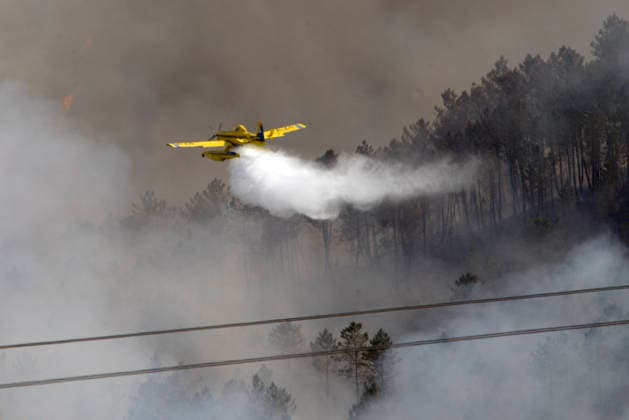 Active forest fire in the municipality of Boborás, parish of Moreiras Ourense Ourense Extinguishing work of a forest fire, on June 14, 2026, in Boborás, Ourense, Galicia Spain The Consellería de Medio Rural de la Xunta de Galicia has reported an active forest fire that started at 21 55 hours yesterday Saturday and according to the latest provisional estimates is around 20 hectares of affected area For its extinction have been mobilized for now 2 technicians, 4 agents, 8 brigades, 5 motor pumps, 2 technical support units, 4 helicopters and 4 aircraft 14 JUNE 2026 Boboras, Ourense Galicia Boboras, Ourense Galicia Galicia Spain  Copyright: xRosaxVeigax 7596534