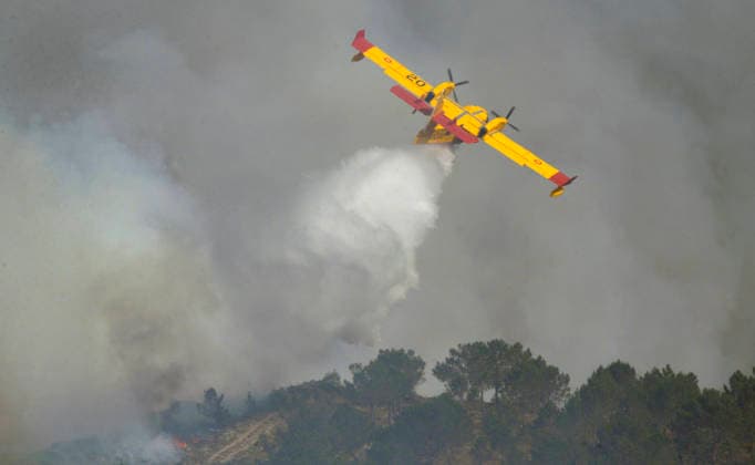 Active forest fire in the municipality of Boborás, parish of Moreiras Ourense Ourense Extinguishing work of a forest fire, on June 14, 2026, in Boborás, Ourense, Galicia Spain The Consellería de Medio Rural de la Xunta de Galicia has reported an active forest fire that started at 21 55 hours yesterday Saturday and according to the latest provisional estimates is around 20 hectares of affected area For its extinction have been mobilized for now 2 technicians, 4 agents, 8 brigades, 5 motor pumps, 2 technical support units, 4 helicopters and 4 aircraft 14 JUNE 2026 Boboras, Ourense Galicia Boboras, Ourense Galicia Galicia Spain  Copyright: xRosaxVeigax 7596537