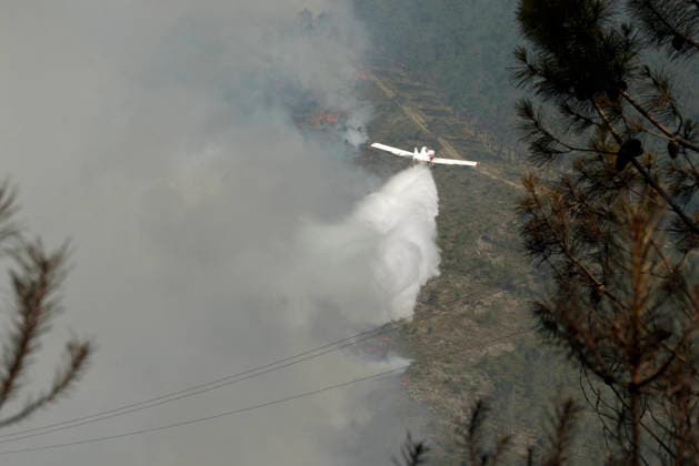 Active forest fire in the municipality of Boborás, parish of Moreiras Ourense Ourense Extinguishing work of a forest fire, on June 14, 2026, in Boborás, Ourense, Galicia Spain The Consellería de Medio Rural de la Xunta de Galicia has reported an active forest fire that started at 21 55 hours yesterday Saturday and according to the latest provisional estimates is around 20 hectares of affected area For its extinction have been mobilized for now 2 technicians, 4 agents, 8 brigades, 5 motor pumps, 2 technical support units, 4 helicopters and 4 aircraft 14 JUNE 2026 Boboras, Ourense Galicia Boboras, Ourense Galicia Galicia Spain  Copyright: xRosaxVeigax 7596538