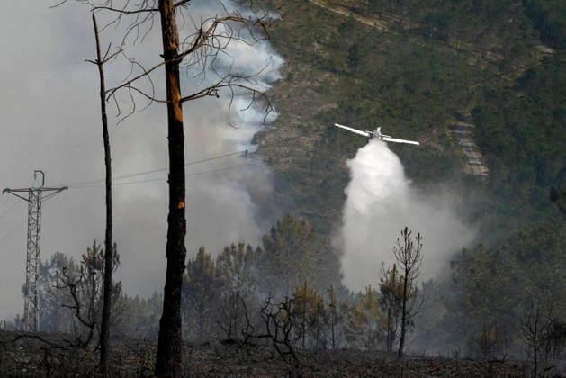 Active forest fire in the municipality of Boborás, parish of Moreiras Ourense Ourense Extinguishing work of a forest fire, on June 14, 2026, in Boborás, Ourense, Galicia Spain The Consellería de Medio Rural de la Xunta de Galicia has reported an active forest fire that started at 21 55 hours yesterday Saturday and according to the latest provisional estimates is around 20 hectares of affected area For its extinction have been mobilized for now 2 technicians, 4 agents, 8 brigades, 5 motor pumps, 2 technical support units, 4 helicopters and 4 aircraft 14 JUNE 2026 Boboras, Ourense Galicia Boboras, Ourense Galicia Galicia Spain  Copyright: xRosaxVeigax 7596528