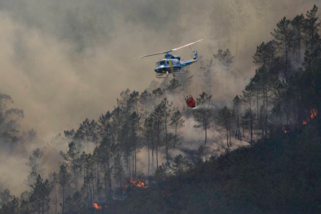 Active forest fire in the municipality of Boborás, parish of Moreiras Ourense Ourense Extinguishing work of a forest fire, on June 14, 2026, in Boborás, Ourense, Galicia Spain The Consellería de Medio Rural de la Xunta de Galicia has reported an active forest fire that started at 21 55 hours yesterday Saturday and according to the latest provisional estimates is around 20 hectares of affected area For its extinction have been mobilized for now 2 technicians, 4 agents, 8 brigades, 5 motor pumps, 2 technical support units, 4 helicopters and 4 aircraft 14 JUNE 2026 Boboras, Ourense Galicia Boboras, Ourense Galicia Galicia Spain  Copyright: xRosaxVeigax 7596531