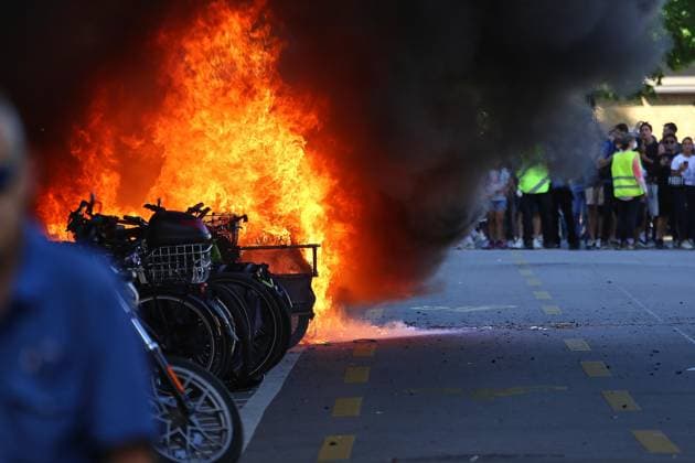 Genf, Schweiz, 14.06.2026: Anti-G7-Protest: Demonstranten protestieren gegen den G7-Gipfel 2026, der im benachbarten Évian-les-Bains, Frankreich, stattfindet. Protestler haben ein Auto in Brand gesetzt. *** Geneva, Switzerland, 14 06 2026 Anti G7 protest Demonstrators protest against the 2026 G7 summit taking place in neighboring Évian les Bains, France Protesters set a car on fire Copyright: xdtsxNachrichtenagenturx dts_122945