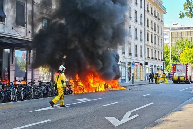 Genf, Schweiz, 14.06.2026: Anti-G7-Protest: Demonstranten protestieren gegen den G7-Gipfel 2026, der im benachbarten Évian-les-Bains, Frankreich, stattfindet. Protestler haben ein Auto in Brand gesetzt. *** Geneva, Switzerland, 14 06 2026 Anti G7 protest Demonstrators protest against the 2026 G7 summit taking place in neighboring Évian les Bains, France Protesters set a car on fire Copyright: xdtsxNachrichtenagenturx dts_122948