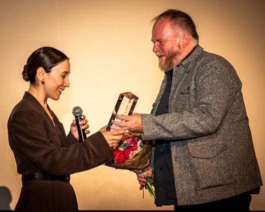 13.06.2026 xesx Frankfurt am Main, 26. Türkische Filmfestival Frankfurt Schauspielerin Sibel Kekilli erhielt den Ehrenpreis.überreicht durch Frankfurts Stadtverordneten Jan Klingelhöfer *** 13 06 2026 xesx Frankfurt am Main, 26 Turkish Film Festival Frankfurt Actress Sibel Kekilli received the honorary award from Frankfurts city councillor Jan Klingelhöfer ES