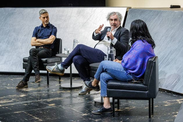 14.06.2026. Düsseldorf. In der zwölften Ausgabe der Gesprächsreihe Â»Positionen und PerspektivenÂ« ist Deniz Yücel (Mitte), Journalist, Publizist, Sprecher des PEN Berlin und ehemaliger Präsident des PEN-Zentrums Deutschland, zu Gast im Düsseldorfer Schauspielhaus. Hier mit den Moderatoren Saba-Nur Cheema (rechts) und Meron Mendel (links). Düsseldorf Schauspielhaus Kleines Haus Nordrhein-Westfalen Deutschland *** 14 06 2026 Düsseldorf In the twelfth edition of the discussion series Positions and Perspectives , Deniz Yücel Mitte , journalist, publicist, spokesman for PEN Berlin and former president of the PEN Center Germany, is a guest at the Düsseldorfer Schauspielhaus Here with the moderators Saba Nur Cheema right and Meron Mendel