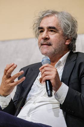 14.06.2026. Düsseldorf. In der zwölften Ausgabe der Gesprächsreihe Â»Positionen und PerspektivenÂ« ist Deniz Yücel, Journalist, Publizist, Sprecher des PEN Berlin und ehemaliger Präsident des PEN-Zentrums Deutschland, zu Gast im Düsseldorfer Schauspielhaus. Düsseldorf Schauspielhaus Kleines Haus Nordrhein-Westfalen Deutschland *** 14 06 2026 Düsseldorf In the twelfth edition of the discussion series Positions and Perspectives , Deniz Yücel, journalist, publicist, spokesman for PEN Berlin and former president of the PEN Center Germany, will be a guest at the Düsseldorfer Schauspielhaus Düsseldorf Schauspielhaus Kleines Haus Nordrhein Westfalen Germany