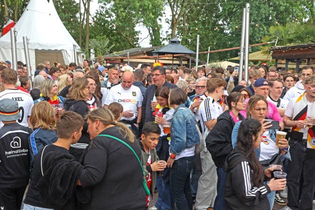 Public Viewing zur Fußball Weltmeisterschaft 2026 in Essen Etwa 1000 fröhliche Fußballfans trafen sich zum Public Viewing in einem Restaurant mit großem Außenbereich vor einer riesigen Leinwand und feierten das Spiel der Weltmeisterschaft 2026 zwischen Deutschland und Curacao Essen Nordrhein-Westfalen Deutschland Westfalenstraße *** Public viewing of the 2026 World Cup in Essen Around 1000 cheerful soccer fans met for public viewing in a restaurant with a large outdoor area in front of a huge screen and celebrated the 2026 World Cup match between Germany and Curacao Essen North Rhine-Westphalia Germany Westfalenstraße