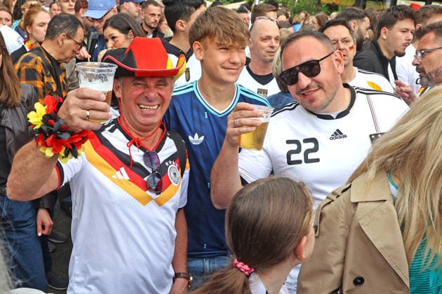 Public Viewing zur Fußball Weltmeisterschaft 2026 in Essen Etwa 1000 fröhliche Fußballfans trafen sich zum Public Viewing in einem Restaurant mit großem Außenbereich vor einer riesigen Leinwand und feierten das Spiel der Weltmeisterschaft 2026 zwischen Deutschland und Curacao Essen Nordrhein-Westfalen Deutschland Westfalenstraße *** Public viewing of the 2026 World Cup in Essen Around 1000 cheerful soccer fans met for public viewing in a restaurant with a large outdoor area in front of a huge screen and celebrated the 2026 World Cup match between Germany and Curacao Essen North Rhine-Westphalia Germany Westfalenstraße