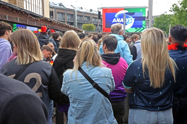 Public Viewing zur Fußball Weltmeisterschaft 2026 in Essen Etwa 1000 fröhliche Fußballfans trafen sich zum Public Viewing in einem Restaurant mit großem Außenbereich vor einer riesigen Leinwand und feierten das Spiel der Weltmeisterschaft 2026 zwischen Deutschland und Curacao Essen Nordrhein-Westfalen Deutschland Westfalenstraße *** Public viewing of the 2026 World Cup in Essen Around 1000 cheerful soccer fans met for public viewing in a restaurant with a large outdoor area in front of a huge screen and celebrated the 2026 World Cup match between Germany and Curacao Essen North Rhine-Westphalia Germany Westfalenstraße