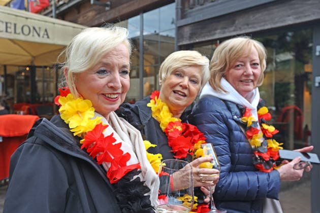 Public Viewing zur Fußball Weltmeisterschaft 2026 in Essen Etwa 1000 fröhliche Fußballfans trafen sich zum Public Viewing in einem Restaurant mit großem Außenbereich vor einer riesigen Leinwand und feierten das Spiel der Weltmeisterschaft 2026 zwischen Deutschland und Curacao Essen Nordrhein-Westfalen Deutschland Westfalenstraße *** Public viewing of the 2026 World Cup in Essen Around 1000 cheerful soccer fans met for public viewing in a restaurant with a large outdoor area in front of a huge screen and celebrated the 2026 World Cup match between Germany and Curacao Essen North Rhine-Westphalia Germany Westfalenstraße