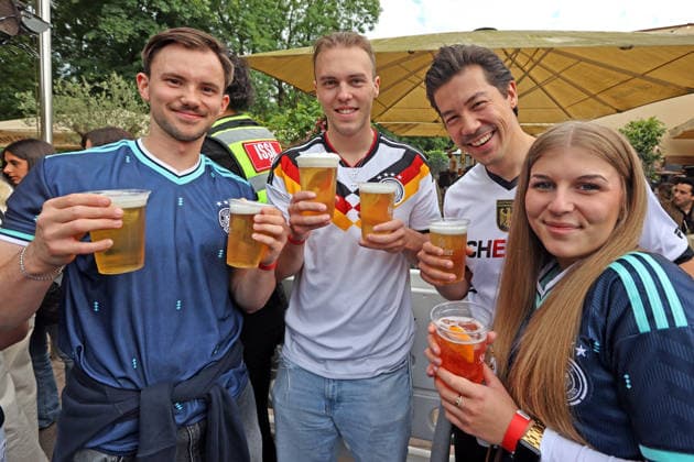 Public Viewing zur Fußball Weltmeisterschaft 2026 in Essen Etwa 1000 fröhliche Fußballfans trafen sich zum Public Viewing in einem Restaurant mit großem Außenbereich vor einer riesigen Leinwand und feierten das Spiel der Weltmeisterschaft 2026 zwischen Deutschland und Curacao Essen Nordrhein-Westfalen Deutschland Westfalenstraße *** Public viewing of the 2026 World Cup in Essen Around 1000 cheerful soccer fans met for public viewing in a restaurant with a large outdoor area in front of a huge screen and celebrated the 2026 World Cup match between Germany and Curacao Essen North Rhine-Westphalia Germany Westfalenstraße