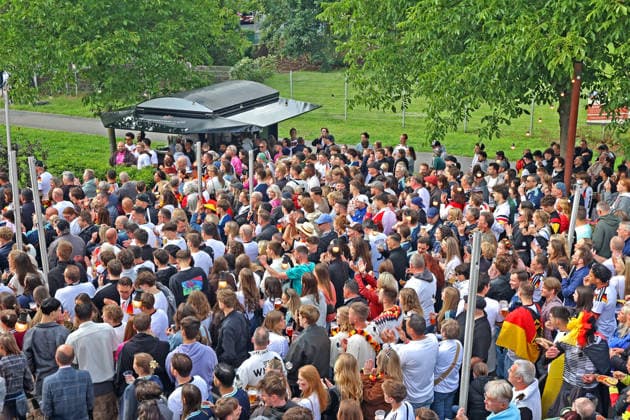 Public Viewing zur Fußball Weltmeisterschaft 2026 in Essen Etwa 1000 fröhliche Fußballfans trafen sich zum Public Viewing in einem Restaurant mit großem Außenbereich vor einer riesigen Leinwand und feierten das Spiel der Weltmeisterschaft 2026 zwischen Deutschland und Curacao Essen Nordrhein-Westfalen Deutschland Westfalenstraße *** Public viewing of the 2026 World Cup in Essen Around 1000 cheerful soccer fans met for public viewing in a restaurant with a large outdoor area in front of a huge screen and celebrated the 2026 World Cup match between Germany and Curacao Essen North Rhine-Westphalia Germany Westfalenstraße