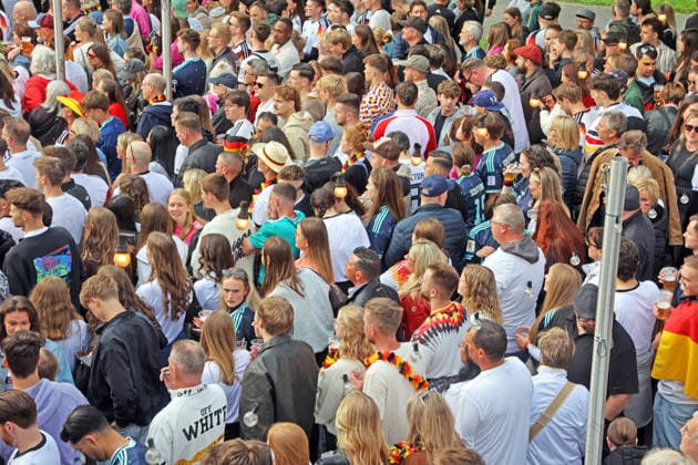 Public Viewing zur Fußball Weltmeisterschaft 2026 in Essen Etwa 1000 fröhliche Fußballfans trafen sich zum Public Viewing in einem Restaurant mit großem Außenbereich vor einer riesigen Leinwand und feierten das Spiel der Weltmeisterschaft 2026 zwischen Deutschland und Curacao Essen Nordrhein-Westfalen Deutschland Westfalenstraße *** Public viewing of the 2026 World Cup in Essen Around 1000 cheerful soccer fans met for public viewing in a restaurant with a large outdoor area in front of a huge screen and celebrated the 2026 World Cup match between Germany and Curacao Essen North Rhine-Westphalia Germany Westfalenstraße