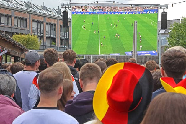 Public Viewing zur Fußball Weltmeisterschaft 2026 in Essen Etwa 1000 fröhliche Fußballfans trafen sich zum Public Viewing in einem Restaurant mit großem Außenbereich vor einer riesigen Leinwand und feierten das Spiel der Weltmeisterschaft 2026 zwischen Deutschland und Curacao Essen Nordrhein-Westfalen Deutschland Westfalenstraße *** Public viewing of the 2026 World Cup in Essen Around 1000 cheerful soccer fans met for public viewing in a restaurant with a large outdoor area in front of a huge screen and celebrated the 2026 World Cup match between Germany and Curacao Essen North Rhine-Westphalia Germany Westfalenstraße