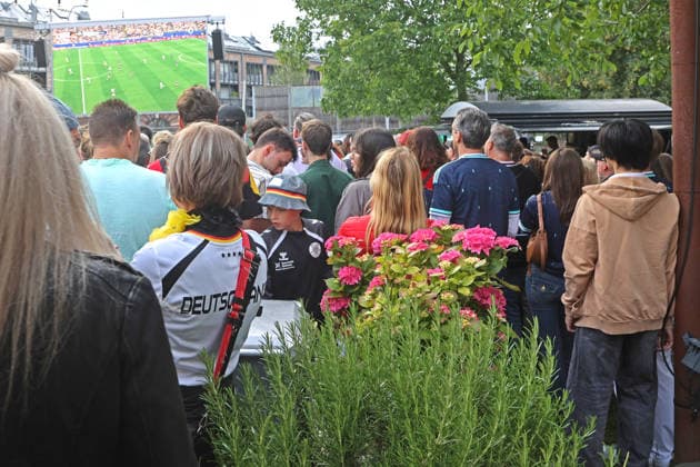Public Viewing zur Fußball Weltmeisterschaft 2026 in Essen Etwa 1000 fröhliche Fußballfans trafen sich zum Public Viewing in einem Restaurant mit großem Außenbereich vor einer riesigen Leinwand und feierten das Spiel der Weltmeisterschaft 2026 zwischen Deutschland und Curacao Essen Nordrhein-Westfalen Deutschland Westfalenstraße *** Public viewing of the 2026 World Cup in Essen Around 1000 cheerful soccer fans met for public viewing in a restaurant with a large outdoor area in front of a huge screen and celebrated the 2026 World Cup match between Germany and Curacao Essen North Rhine-Westphalia Germany Westfalenstraße