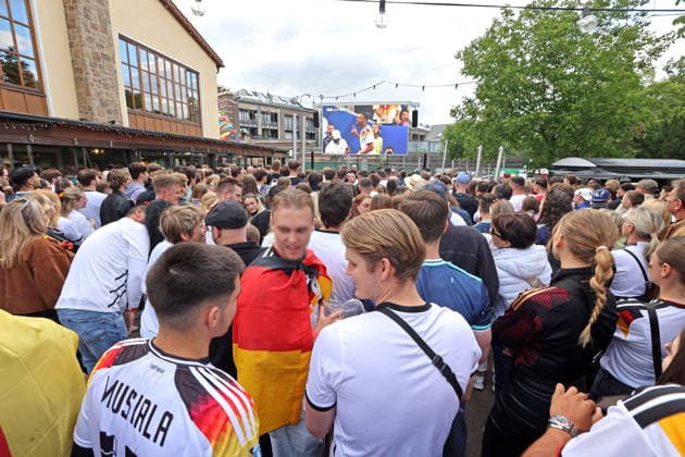 Public Viewing zur Fußball Weltmeisterschaft 2026 in Essen Etwa 1000 fröhliche Fußballfans trafen sich zum Public Viewing in einem Restaurant mit großem Außenbereich vor einer riesigen Leinwand und feierten das Spiel der Weltmeisterschaft 2026 zwischen Deutschland und Curacao Essen Nordrhein-Westfalen Deutschland Westfalenstraße *** Public viewing of the 2026 World Cup in Essen Around 1000 cheerful soccer fans met for public viewing in a restaurant with a large outdoor area in front of a huge screen and celebrated the 2026 World Cup match between Germany and Curacao Essen North Rhine-Westphalia Germany Westfalenstraße