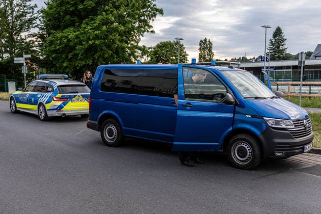Frau nach Messerangriff gestorben Tatverdächtiger Angehöriger stellt sich Am 14.06.2026 ist in Elsenfeld eine 60-jährige Frau nach einem Messerangriff an ihren Verletzungen gestorben. Zeugen entdeckten die Frau gegen 18:30 Uhr leblos am Elsavatal-Radweg in der Nähe des Bahnhofs und alarmierten Polizei und Rettungsdienst. Die Frau mit afghanischer Staatsangehörigkeit wurde in ein Krankenhaus gebracht und verstarb dort trotz der medizinischen Versorgung. Ein 27-jähriger Familienangehöriger mit afghanischer Staatsangehörigkeit stellte sich kurz darauf in der Polizeiinspektion Obernburg und wurde als Tatverdächtiger festgenommen. Die Kriminalpolizei Aschaffenburg ermittelt in enger Abstimmung mit der Staatsanwaltschaft zu den Hinte