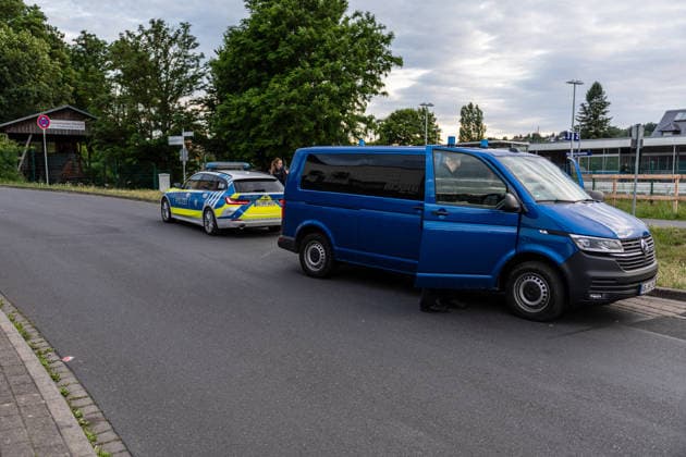 Frau nach Messerangriff gestorben Tatverdächtiger Angehöriger stellt sich Am 14.06.2026 ist in Elsenfeld eine 60-jährige Frau nach einem Messerangriff an ihren Verletzungen gestorben. Zeugen entdeckten die Frau gegen 18:30 Uhr leblos am Elsavatal-Radweg in der Nähe des Bahnhofs und alarmierten Polizei und Rettungsdienst. Die Frau mit afghanischer Staatsangehörigkeit wurde in ein Krankenhaus gebracht und verstarb dort trotz der medizinischen Versorgung. Ein 27-jähriger Familienangehöriger mit afghanischer Staatsangehörigkeit stellte sich kurz darauf in der Polizeiinspektion Obernburg und wurde als Tatverdächtiger festgenommen. Die Kriminalpolizei Aschaffenburg ermittelt in enger Abstimmung mit der Staatsanwaltschaft zu den Hinte
