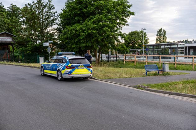Frau nach Messerangriff gestorben Tatverdächtiger Angehöriger stellt sich Am 14.06.2026 ist in Elsenfeld eine 60-jährige Frau nach einem Messerangriff an ihren Verletzungen gestorben. Zeugen entdeckten die Frau gegen 18:30 Uhr leblos am Elsavatal-Radweg in der Nähe des Bahnhofs und alarmierten Polizei und Rettungsdienst. Die Frau mit afghanischer Staatsangehörigkeit wurde in ein Krankenhaus gebracht und verstarb dort trotz der medizinischen Versorgung. Ein 27-jähriger Familienangehöriger mit afghanischer Staatsangehörigkeit stellte sich kurz darauf in der Polizeiinspektion Obernburg und wurde als Tatverdächtiger festgenommen. Die Kriminalpolizei Aschaffenburg ermittelt in enger Abstimmung mit der Staatsanwaltschaft zu den Hinte
