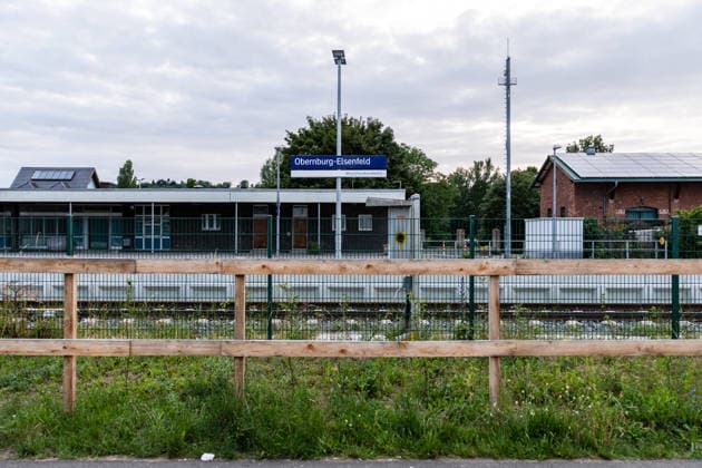 Frau nach Messerangriff gestorben Tatverdächtiger Angehöriger stellt sich Am 14.06.2026 ist in Elsenfeld eine 60-jährige Frau nach einem Messerangriff an ihren Verletzungen gestorben. Zeugen entdeckten die Frau gegen 18:30 Uhr leblos am Elsavatal-Radweg in der Nähe des Bahnhofs und alarmierten Polizei und Rettungsdienst. Die Frau mit afghanischer Staatsangehörigkeit wurde in ein Krankenhaus gebracht und verstarb dort trotz der medizinischen Versorgung. Ein 27-jähriger Familienangehöriger mit afghanischer Staatsangehörigkeit stellte sich kurz darauf in der Polizeiinspektion Obernburg und wurde als Tatverdächtiger festgenommen. Die Kriminalpolizei Aschaffenburg ermittelt in enger Abstimmung mit der Staatsanwaltschaft zu den Hinte