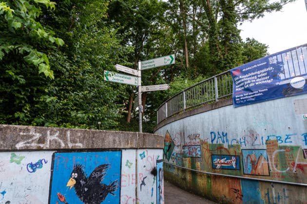 Frau nach Messerangriff gestorben Tatverdächtiger Angehöriger stellt sich Am 14.06.2026 ist in Elsenfeld eine 60-jährige Frau nach einem Messerangriff an ihren Verletzungen gestorben. Zeugen entdeckten die Frau gegen 18:30 Uhr leblos am Elsavatal-Radweg in der Nähe des Bahnhofs und alarmierten Polizei und Rettungsdienst. Die Frau mit afghanischer Staatsangehörigkeit wurde in ein Krankenhaus gebracht und verstarb dort trotz der medizinischen Versorgung. Ein 27-jähriger Familienangehöriger mit afghanischer Staatsangehörigkeit stellte sich kurz darauf in der Polizeiinspektion Obernburg und wurde als Tatverdächtiger festgenommen. Die Kriminalpolizei Aschaffenburg ermittelt in enger Abstimmung mit der Staatsanwaltschaft zu den Hinte