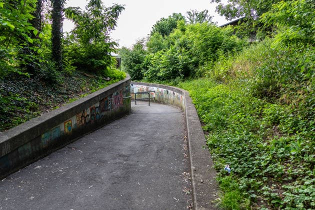 Frau nach Messerangriff gestorben Tatverdächtiger Angehöriger stellt sich Am 14.06.2026 ist in Elsenfeld eine 60-jährige Frau nach einem Messerangriff an ihren Verletzungen gestorben. Zeugen entdeckten die Frau gegen 18:30 Uhr leblos am Elsavatal-Radweg in der Nähe des Bahnhofs und alarmierten Polizei und Rettungsdienst. Die Frau mit afghanischer Staatsangehörigkeit wurde in ein Krankenhaus gebracht und verstarb dort trotz der medizinischen Versorgung. Ein 27-jähriger Familienangehöriger mit afghanischer Staatsangehörigkeit stellte sich kurz darauf in der Polizeiinspektion Obernburg und wurde als Tatverdächtiger festgenommen. Die Kriminalpolizei Aschaffenburg ermittelt in enger Abstimmung mit der Staatsanwaltschaft zu den Hinte