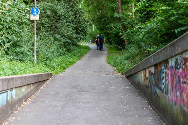 Frau nach Messerangriff gestorben Tatverdächtiger Angehöriger stellt sich Am 14.06.2026 ist in Elsenfeld eine 60-jährige Frau nach einem Messerangriff an ihren Verletzungen gestorben. Zeugen entdeckten die Frau gegen 18:30 Uhr leblos am Elsavatal-Radweg in der Nähe des Bahnhofs und alarmierten Polizei und Rettungsdienst. Die Frau mit afghanischer Staatsangehörigkeit wurde in ein Krankenhaus gebracht und verstarb dort trotz der medizinischen Versorgung. Ein 27-jähriger Familienangehöriger mit afghanischer Staatsangehörigkeit stellte sich kurz darauf in der Polizeiinspektion Obernburg und wurde als Tatverdächtiger festgenommen. Die Kriminalpolizei Aschaffenburg ermittelt in enger Abstimmung mit der Staatsanwaltschaft zu den Hinte