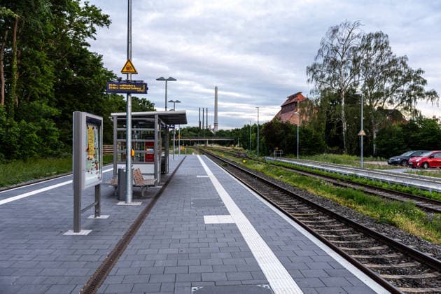 Frau nach Messerangriff gestorben Tatverdächtiger Angehöriger stellt sich Am 14.06.2026 ist in Elsenfeld eine 60-jährige Frau nach einem Messerangriff an ihren Verletzungen gestorben. Zeugen entdeckten die Frau gegen 18:30 Uhr leblos am Elsavatal-Radweg in der Nähe des Bahnhofs und alarmierten Polizei und Rettungsdienst. Die Frau mit afghanischer Staatsangehörigkeit wurde in ein Krankenhaus gebracht und verstarb dort trotz der medizinischen Versorgung. Ein 27-jähriger Familienangehöriger mit afghanischer Staatsangehörigkeit stellte sich kurz darauf in der Polizeiinspektion Obernburg und wurde als Tatverdächtiger festgenommen. Die Kriminalpolizei Aschaffenburg ermittelt in enger Abstimmung mit der Staatsanwaltschaft zu den Hinte