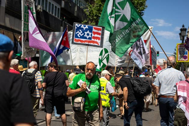Demonstration against rearmament and imperialist war in Madrid, Spain - 14 Jun 2026 Protesters carry banners expressing their opinion during a demonstration against rearmament and imperialist war. The demonstration takes place against the backdrop of an international escalation of military tensions, fueled by the Ä800 billion RearmEurope plan presented by Ursula von der Leyen. Madrid Spain Copyright: xDavidxCanalesx xSOPAxImagesx DCOTANNO260614-14