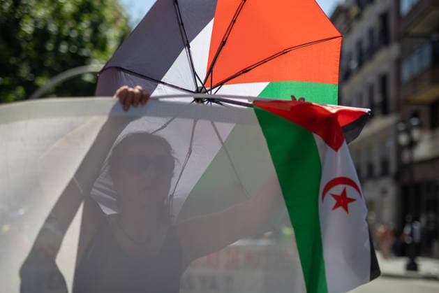 Demonstration against rearmament and imperialist war in Madrid, Spain - 14 Jun 2026 A protester carries a parasol and a Sahrawi flag during a demonstration against rearmament and imperialist war. The demonstration takes place against the backdrop of an international escalation of military tensions, fueled by the Ä800 billion RearmEurope plan presented by Ursula von der Leyen. Madrid Spain Copyright: xDavidxCanalesx xSOPAxImagesx DCOTANNO260614-22